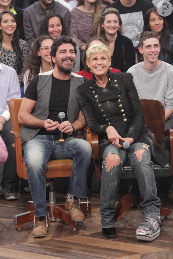 Xuxa, com a calça rasgada nos joelhos, participa do 'Altas Horas' ao lado do namorado, Junno Andrade