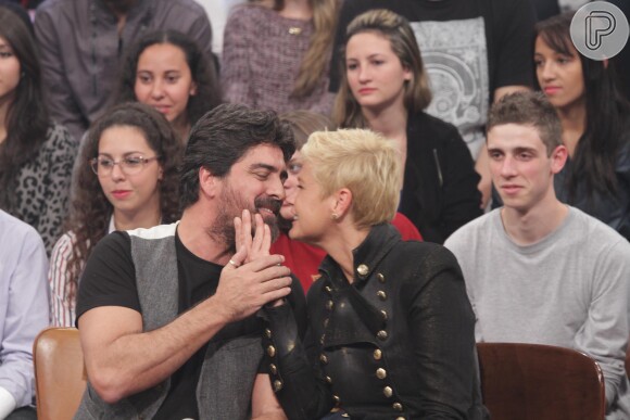 Xuxa e Junno Andrade trocando carinhos dirante todo o programa