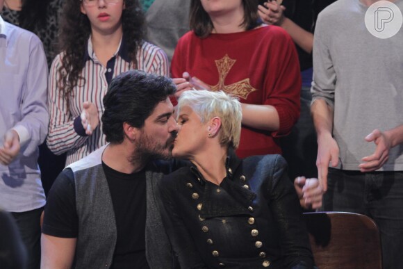 Xuxa beija o namorado, Junno Andrade, durante participação no 'Altas Horas' especial de Dia dos Namorados