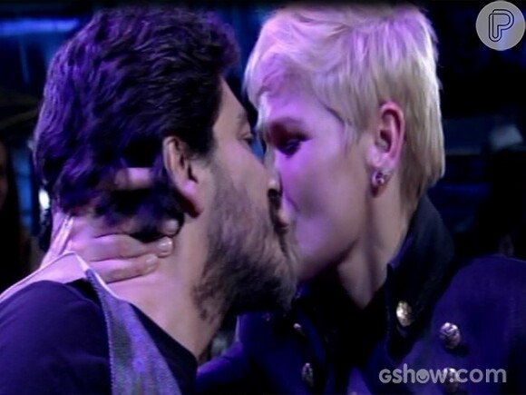 Xuxa dá beijão em Junno Andrade após fazer declaração de amor no 'Altas Horas'