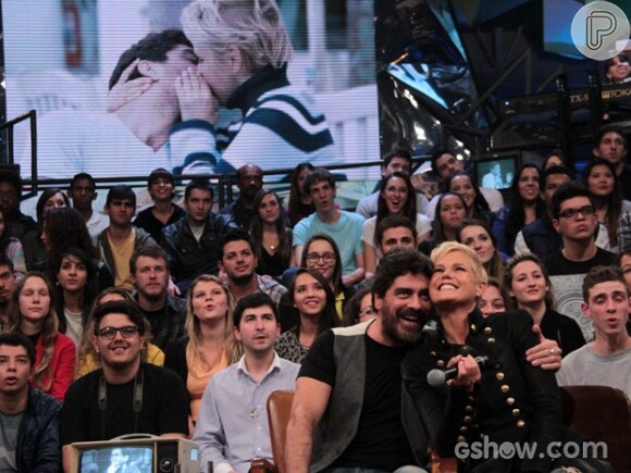 Xuxa antecipa presente de Dia dos Namorados e surpreende o namorado, Junno Andrade, com vídeo do casal