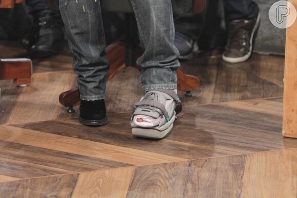 Xuxa Meneguel ainda usa bota ortopédica e contou que, por causa do problema no pé, não tem data para voltar a trabalhar
