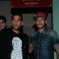 Sem Bruna Marquezine, Neymar vai à inauguração de restaurante com Daniel Alves