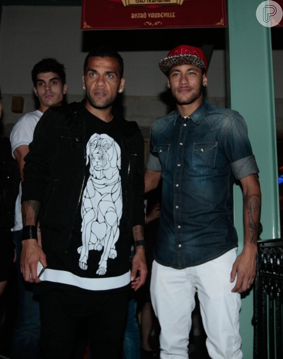 Neymar e Daniel Alves vão à inauguração da nova unidade do restaurante Paris 6, em São Paulo, em 6 de junho de 2014