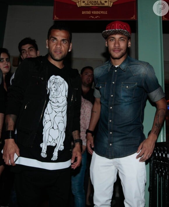 Neymar e Daniel Alves devem se reapresentar à Seleção Brasileira até a manhã de domingo, 8 de junho de 2014