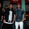 Neymar e Daniel Alves vão à inauguração da nova unidade do restaurante Paris 6, em São Paulo