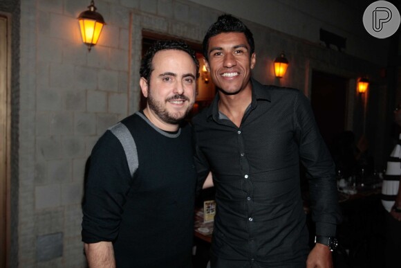 Jogador da seleção, Paulinho posa com dono do restaurante, Isaac Azar