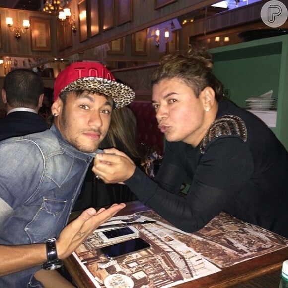 David Brazil agarra colarinho de Neymar