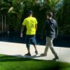 Luciano Huck acompanha Neymar, enquanto o jogador mostra o lugar onde mora na Espanha