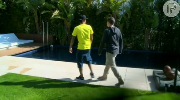 Luciano Huck acompanha Neymar, enquanto o jogador mostra o lugar onde mora na Espanha