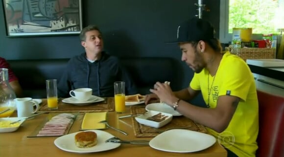 Luciano Huck chegou cedo à casa de Neymar e tomou café da manhã com o jogador no programa 'Caldeirão do Huck' exibido no sábado, 7 de junho de 2014