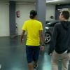 Neymar e o apresentador seguem para um passeio de carro pelas ruas de Barcelona