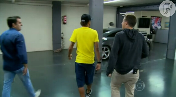 Neymar e o apresentador seguem para um passeio de carro pelas ruas de Barcelona