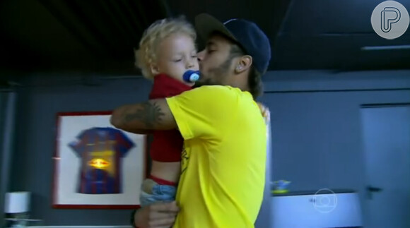 Davi, filho de Neymar, também apareceu na entrevista e ganhou um forte abraço do papai