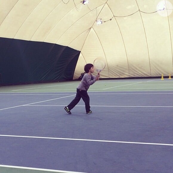 Além do futebol, Luca, filho de Kaká com Carol Celico, gosta de jogar tênis