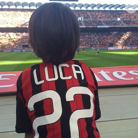 Luca, filho do jogador do Milan Kaká, com a camisa personalizada com seu nome