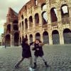 Luca e Isabella estão sempre viajando com os pais, Kaká e Carol Celico. Olha que fofo os dois brincando de duelar no Coliseu, em Roma!