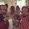 Durante passeio na Disney, Carol Celico levou os filhos Isabella e Luca para tietarem o Mickey e a Minnie