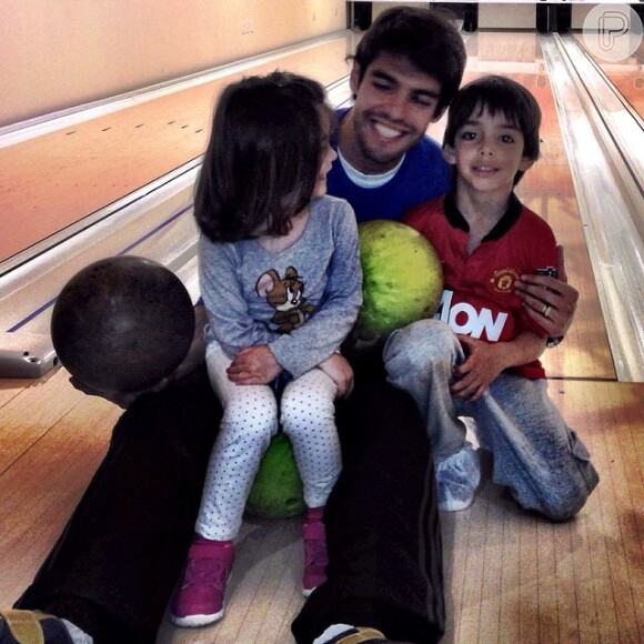 Paizão! Kaká aproveitou os primeiro dias de férias ao lado dos filhos Luca e Isabella em um jogo de boliche