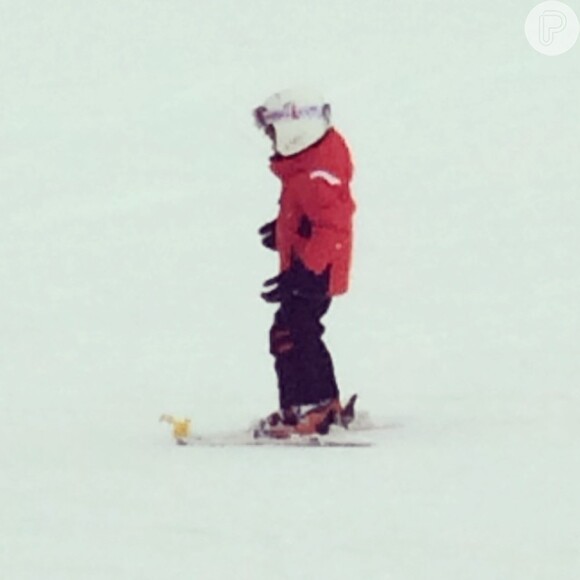 O aniversariante Luca se aventurando no esqui. Olha que lindo dando seus primeiros passos na neve?
