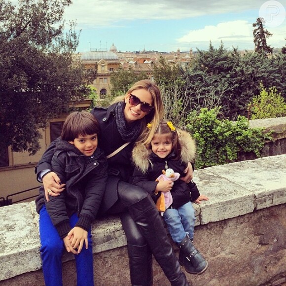 Carol Celico costuma levar os filhos, Luca e Isabella, em suas viagens pelo mundo