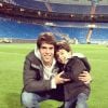 Luca posa ao lado do pai, o jogador de futebol Kaká, no estádio. Será que vai seguir os mesmos passos do papai?