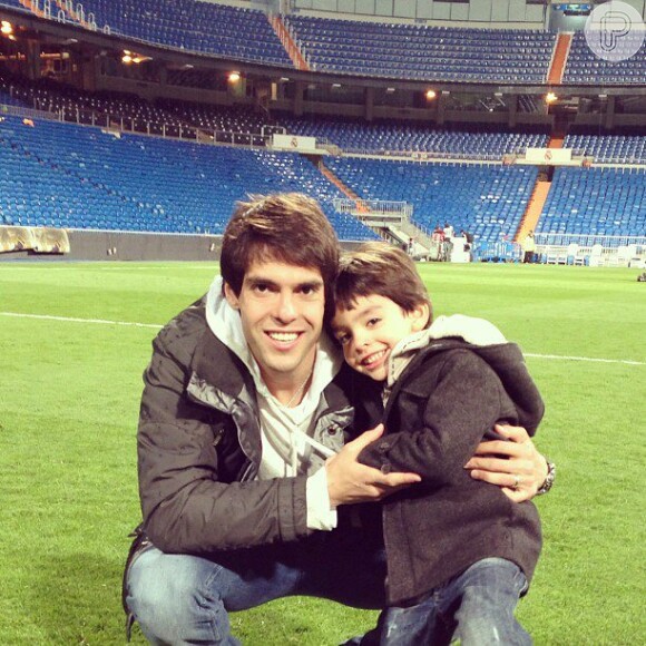 Luca posa ao lado do pai, o jogador de futebol Kaká, no estádio. Será que vai seguir os mesmos passos do papai?
