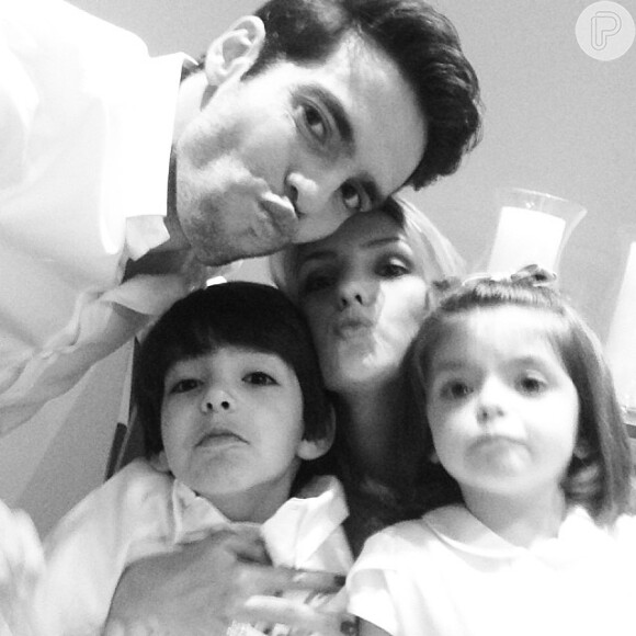 Olha que fofo Carol Celico e Kaká fazendo biquinho para a foto com os filhos?
