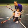 Luca e Isabella durante uma partida de tênis com a mãe, Carol Celico. Muito fofos!