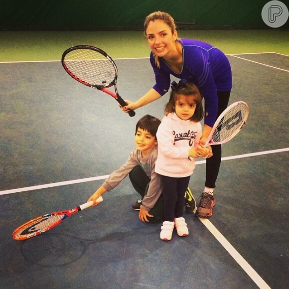 Luca e Isabella durante uma partida de tênis com a mãe, Carol Celico. Muito fofos!
