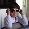 Luca, filho de Kaká com Carol Celico, todo estiloso de óculos escuros