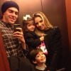 Kaká e Carol Celico com os dois filhos num momento 'selfie'