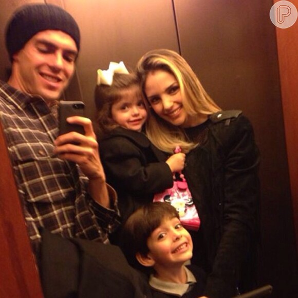 Kaká e Carol Celico com os dois filhos num momento 'selfie'