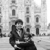 Luca e Isabella, filhos de Kaká e Carol Celico, estão sempre juntinhos. A duplinha posa em frente à catedral Duomo, em Milão, na Itália