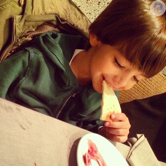 Que criança não gosta de pizza, né?! Olha o Luca, filho de Kaká e Carol Celico se deliciando com um pedaço feliz da vida