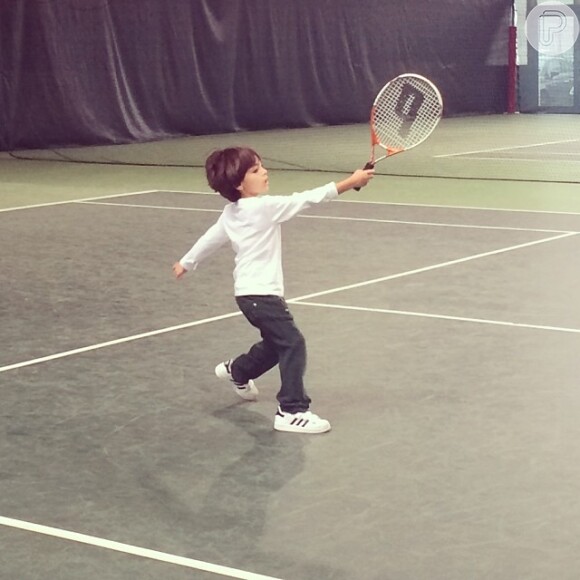 Luca, filho de Kaká e Carol Celico, mostrando que entende de tênis