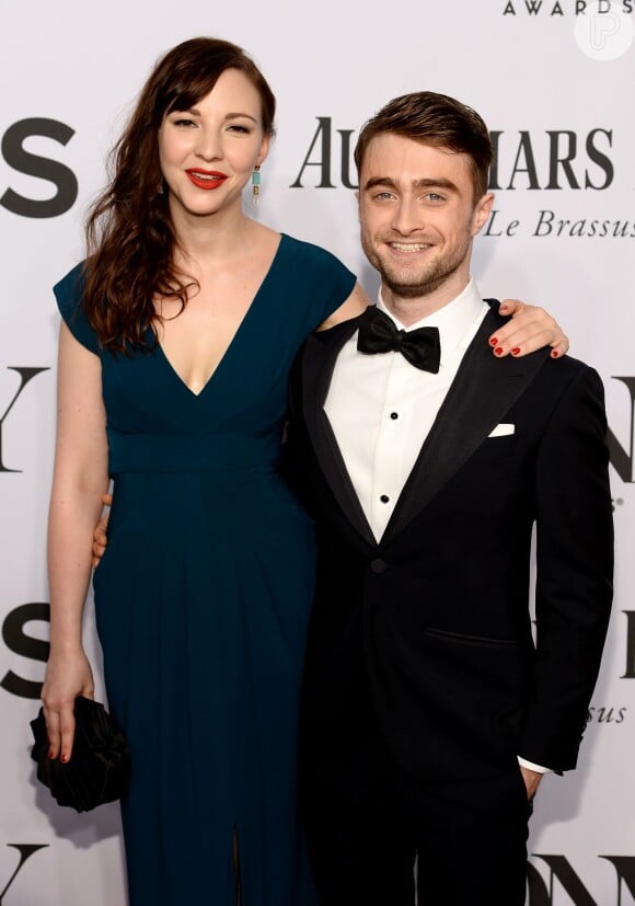 Daniel Radcliffe chegou acompanhado de atriz Erin Darke na premiação Tony Awards 2014, no domingo, 8 de junho de 2014