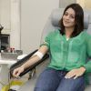 Carol Castro posou sorridente doando sangue