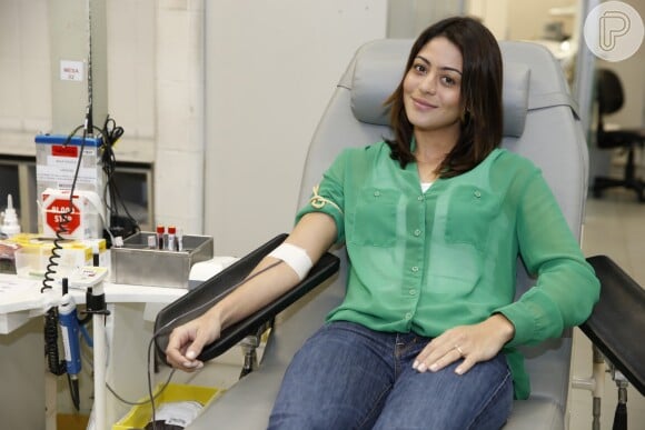 Carol Castro posou sorridente doando sangue