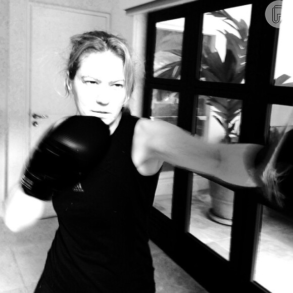 Patrícia Pillar publicou uma foto em que aparece lutando boxe