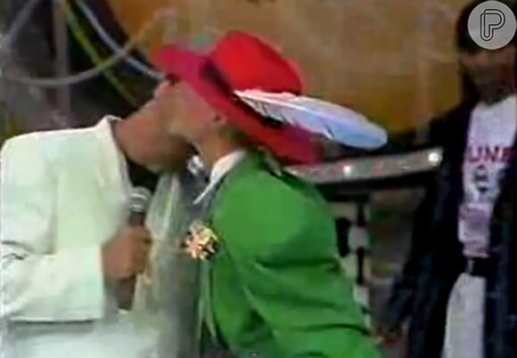 Junno dá beijo em Xuxa no programa 'Xuxa Hits'