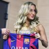Claudia Leitte ganha camisa do Barcelona em coletiva de imprensa da Copa do Mundo