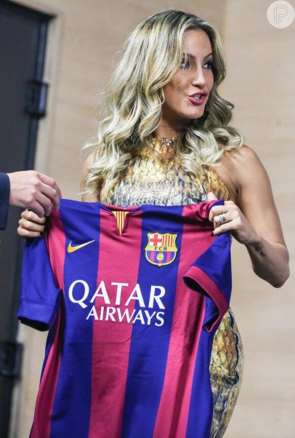 Claudia Leitte ganha camisa do Barcelona em coletiva de imprensa da Copa do Mundo