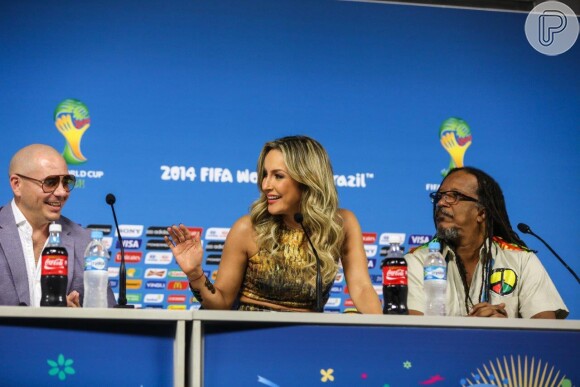 Claudia Leitte e Pitbull vão cantar na abertura da Copa do Mundo, em São Paulo