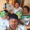 Neymar recebe instrumentos musicais e posa com Fred, Daniel Alves e colegas de time em clima descontraído