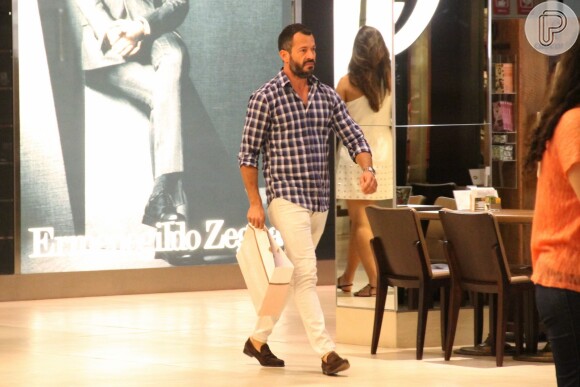 Malvino Salvador fez compras no shopping Village Mall, na Barra da Tijuca, Zona Oeste do Rio de Janeiro, nesta quarta-feira (11)