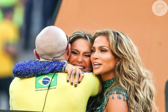 Claudia Leitte dá um forte abraço em Jennifer Lopez e no rapper Pitbull após a apresentação
