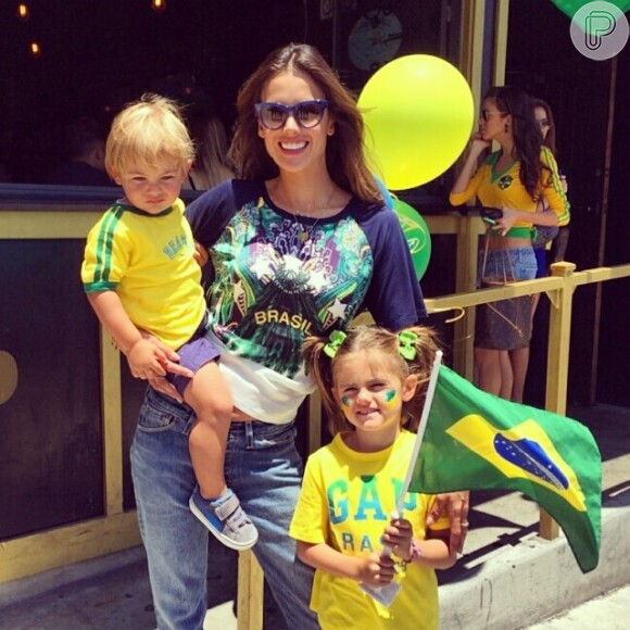 Alessandra Ambrosio veste camisa com estampa diferenciada e o nome do Brasil