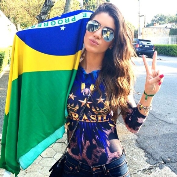 Camila Coelho usa body estampado com as cores do Brasil