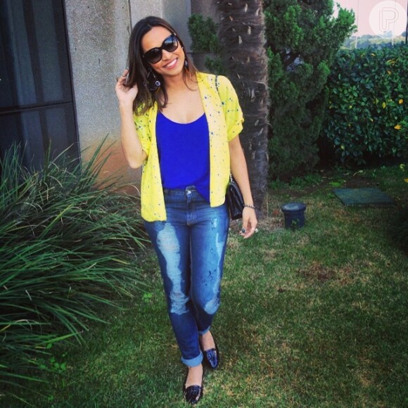 Thaíssa Carvalho investe na sobreposição com uma regatinha azul klein e uma camisa amarela
